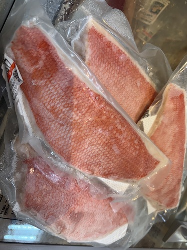 キンメダイ片身づつ真空パックされ、正味100グラムから300グラム4入約1kg(釣)